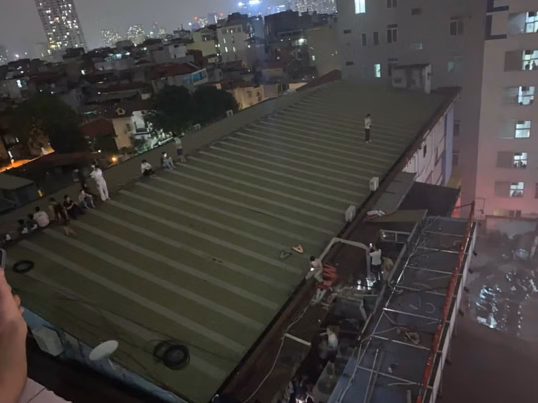 Nhiều người trèo lên mái nhà thoát nạn được người dân chia sẻ trên mạng xã hội.