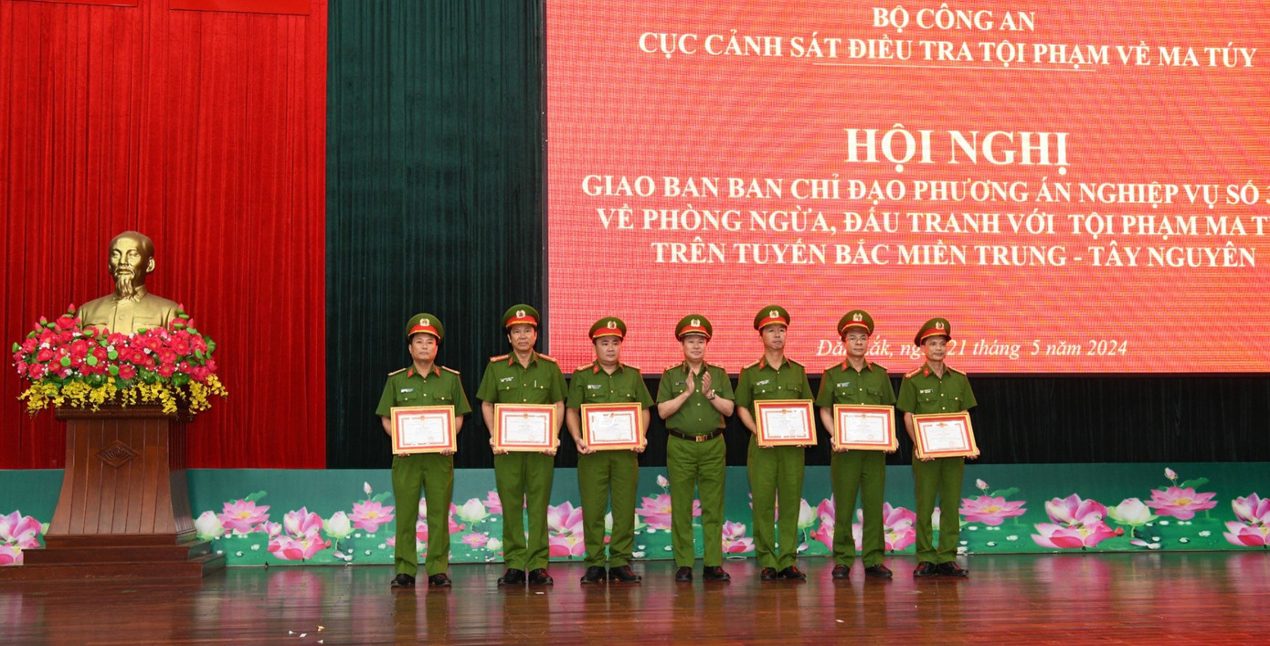 Trao thưởng cho các tập thể, cá nhân có thành tích trong công tác phòng, chống ma túy. Trao thưởng cho các tập thể, cá nhân có thành tích trong công tác phòng, chống ma túy.