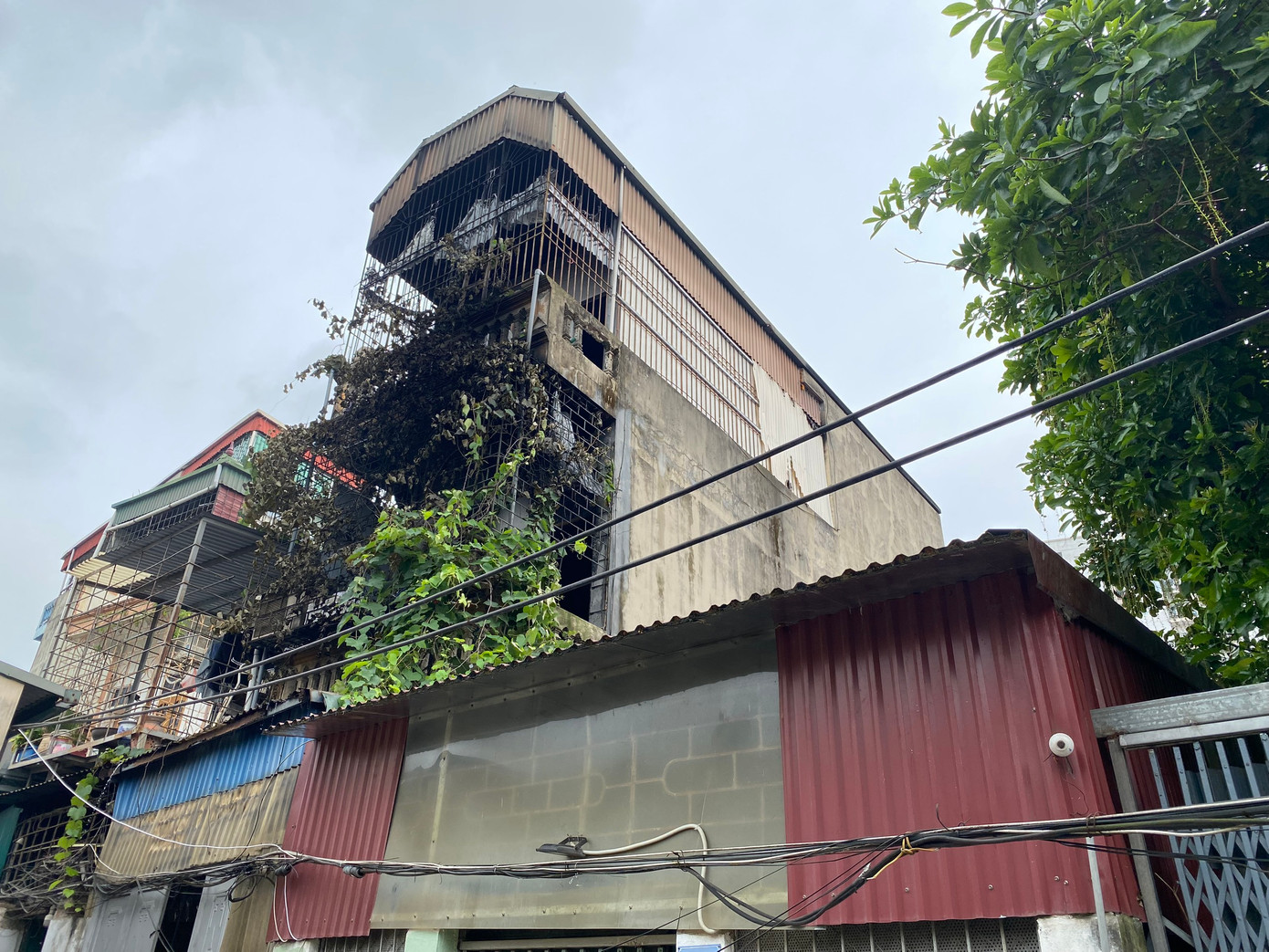 Khu vực ban công tầng 3 nơi phá con tiện bê tông cứu người. Khu vực ban công tầng 3 nơi phá con tiện bê tông cứu người.