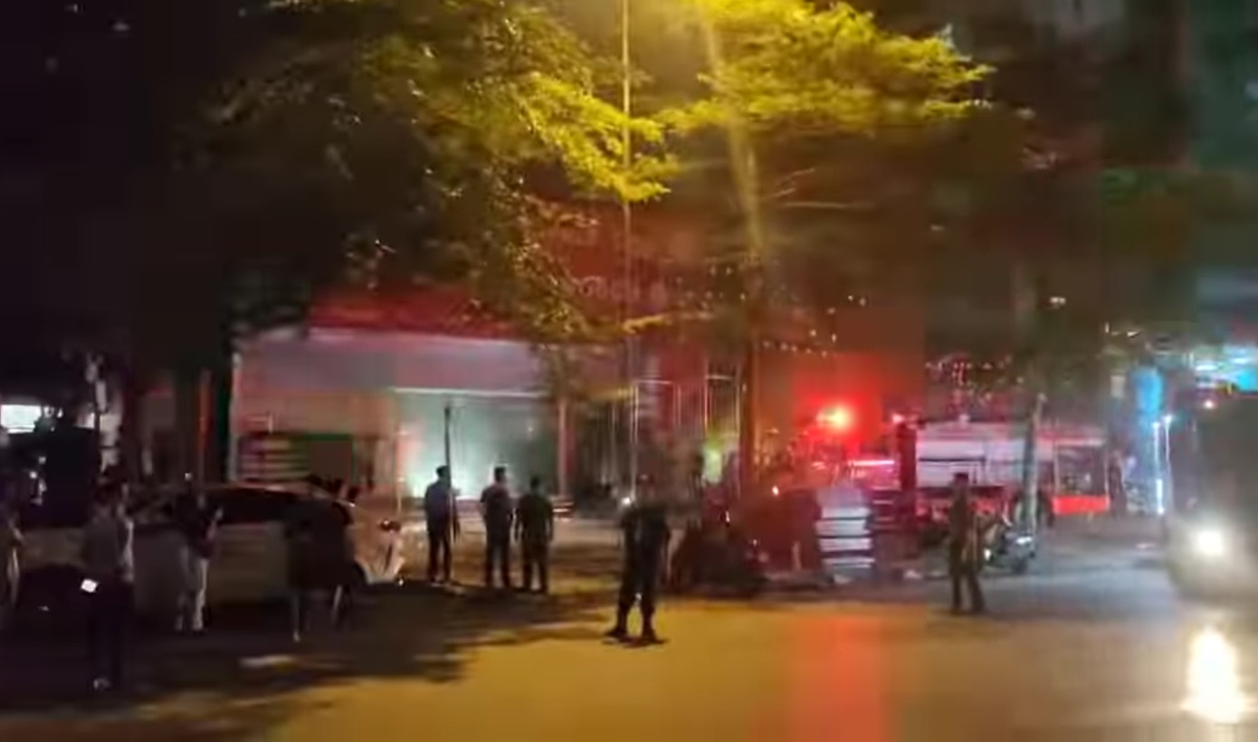 Khoảng 10 xe chữa cháy cùng cán bộ, chiến sĩ được huy động đến hiện trường dập lửa. Khoảng 10 xe chữa cháy cùng cán bộ, chiến sĩ được huy động đến hiện trường dập lửa.