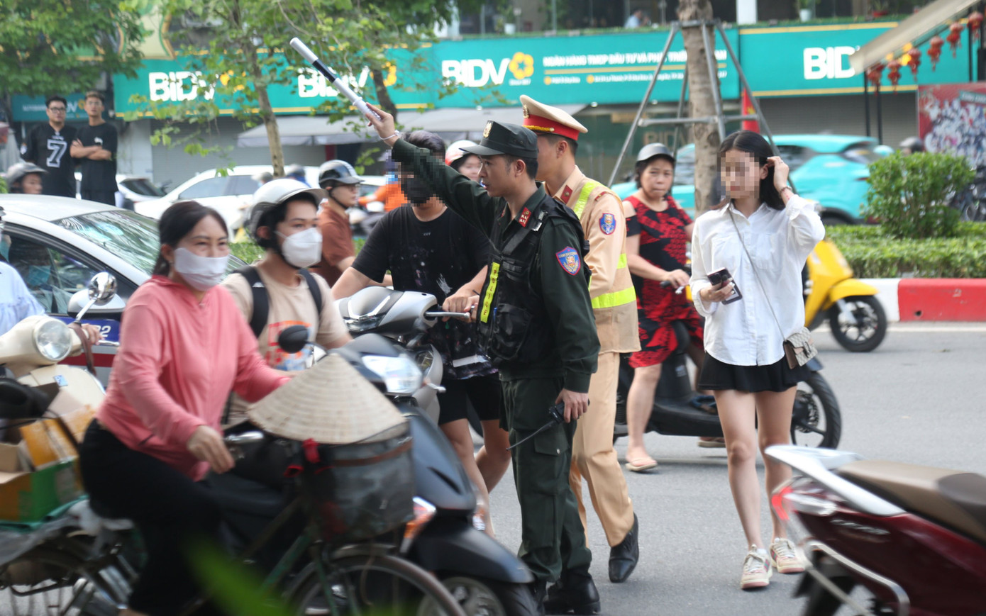 Hàng chục trường hợp vi phạm không đội mũ bảo hiểm khi điều khiển phương tiện bị xử lý.