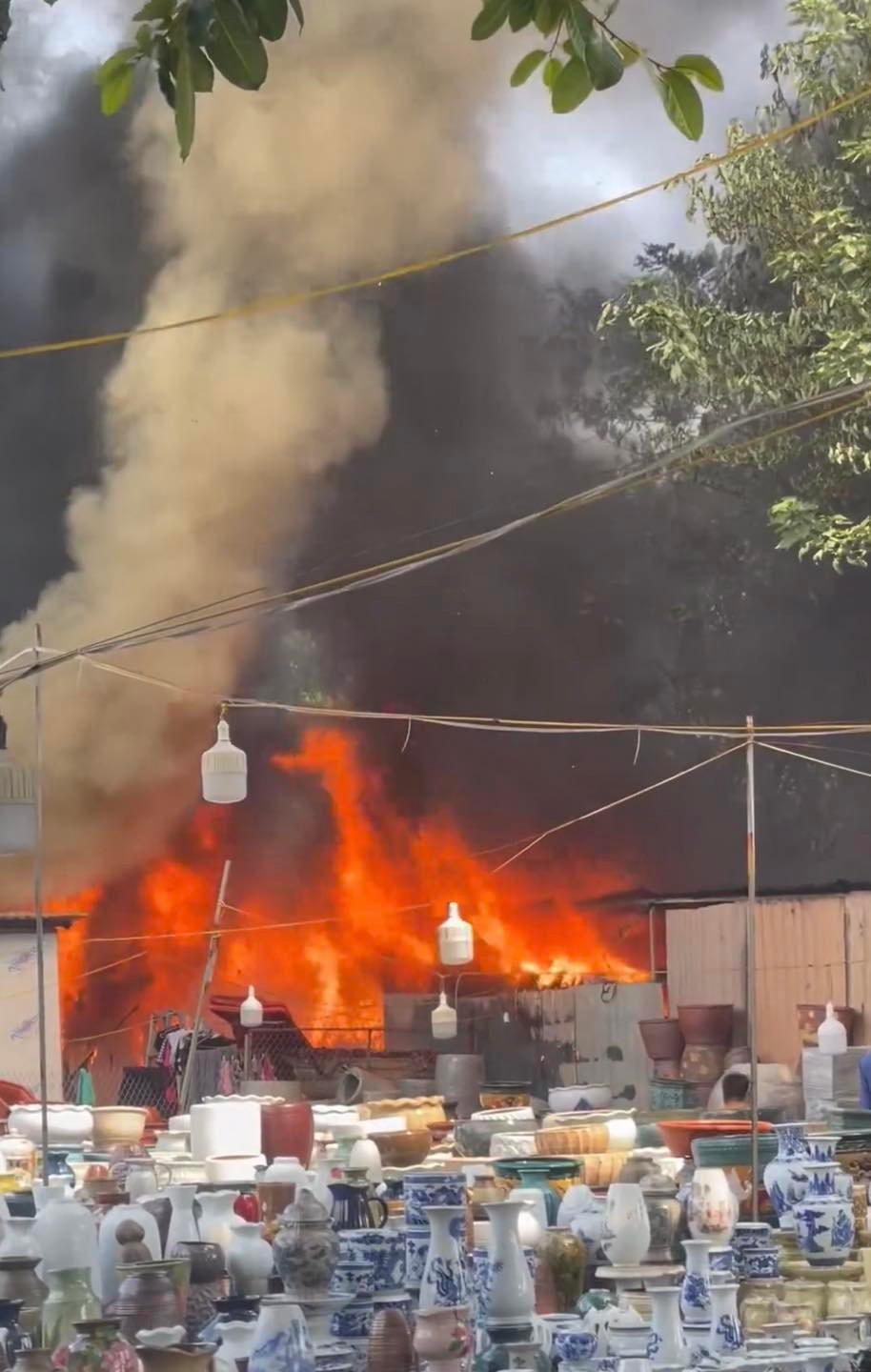 Thời điểm xảy ra vụ cháy lửa bốc lên cuồn cuộn.