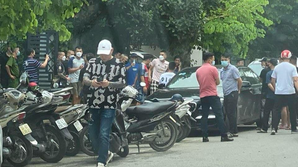 Rất đông các đối tượng có mặt tại trước trụ sở Công ty THT.