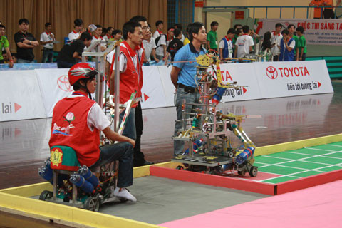 Và đành ngậm ngùi đứng nhìn đối thủ độc diễn 