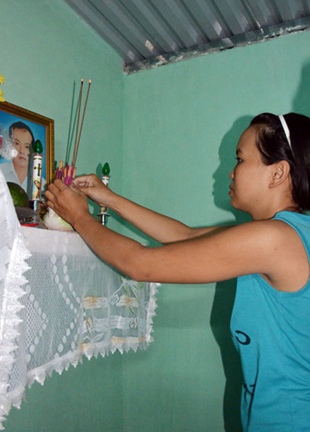 Chị Tuyết thắp hương trên bàn thờ chồng