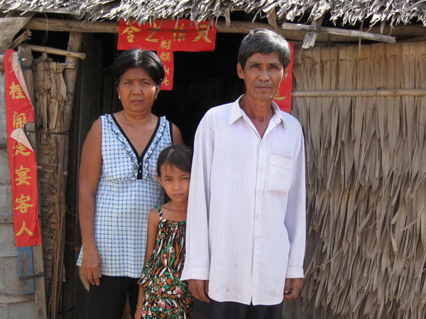 Vợ chồng ông Lý Tú Quân tại nơi ở đậu. Ảnh: Tuấn Anh