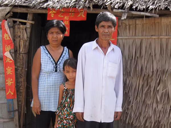 Vợ chồng ông Lý Tú Quân tại nơi ở đậu. Ảnh: Tuấn Anh