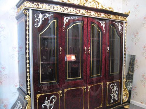 Tủ đựng tài liệu xung quan dát vàng giá 303 triệu đồng