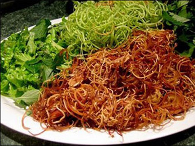 Không nên ăn rau sống khi bị đau họng