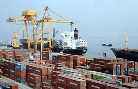 Về lý thuyết, nhập siêu giảm là đáng mừng, song trong bối cảnh nền kinh tế hiện nay, điều đó lại trở thành quan ngại.