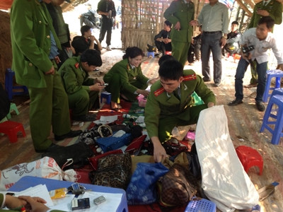 Thu giữ tiền và tang vật tại sới bạc. Ảnh: Tiền Phong Thu giữ tiền và tang vật tại sới bạc