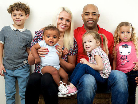 Gia đình cầu vồng của vợ chồng anh Chris và chị Tess. Ảnh: The Sun. Gia đình cầu vồng của vợ chồng anh Chris và chị Tess. Ảnh: The Sun