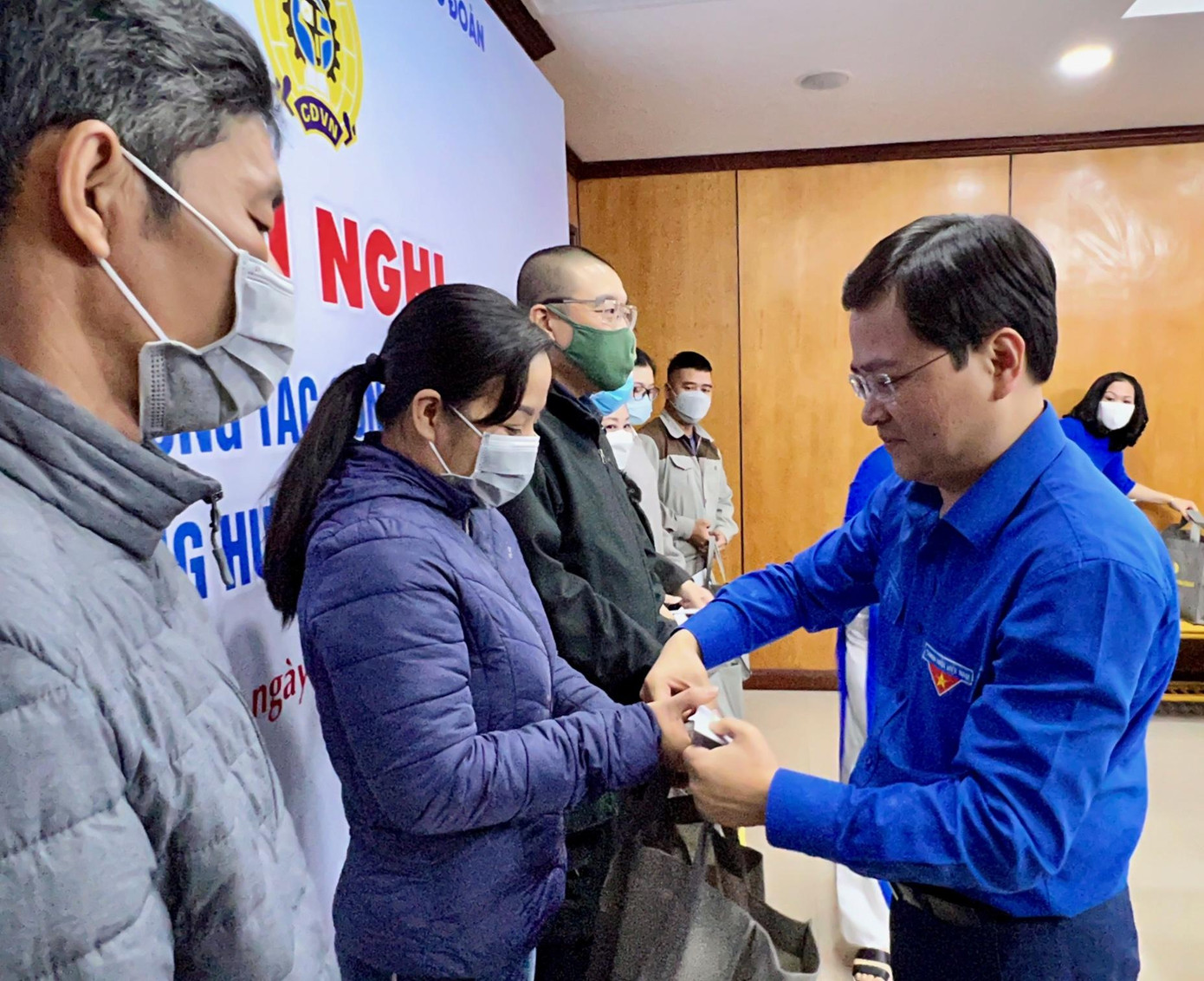 Anh Nguyễn Anh Tuấn, Ủy viên T.Ư Đảng, Bí thư thứ nhất T.Ư Đoàn, Bí thư Đảng ủy T.Ư Đoàn tặng quà Tết cho một số công đoàn viên có hoàn cảnh khó khăn