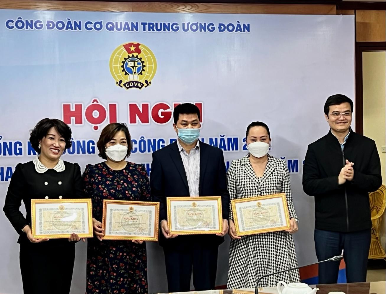 Anh Bùi Quang Huy, Bí thư thường trực Trung ương Đoàn, Phó Bí thư Đảng ủy Trung ương Đoàn (ngoài cùng bên phải) trao Bằng khen của Công đoàn Viên chức Việt Nam cho cán bộ công đoàn tiêu biểu