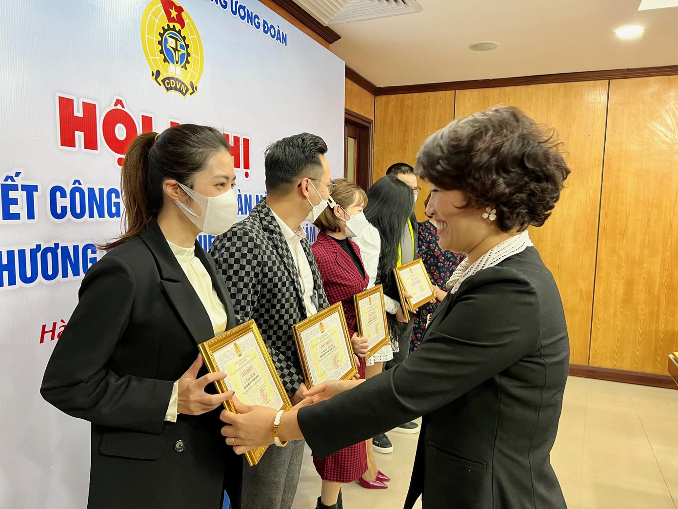 Chị Lê Hồng Hạnh, Chủ tịch Công đoàn Cơ quan Trung ương Đoàn trao bằng khen cho cán bộ công đoàn tại các ban, đơn vị