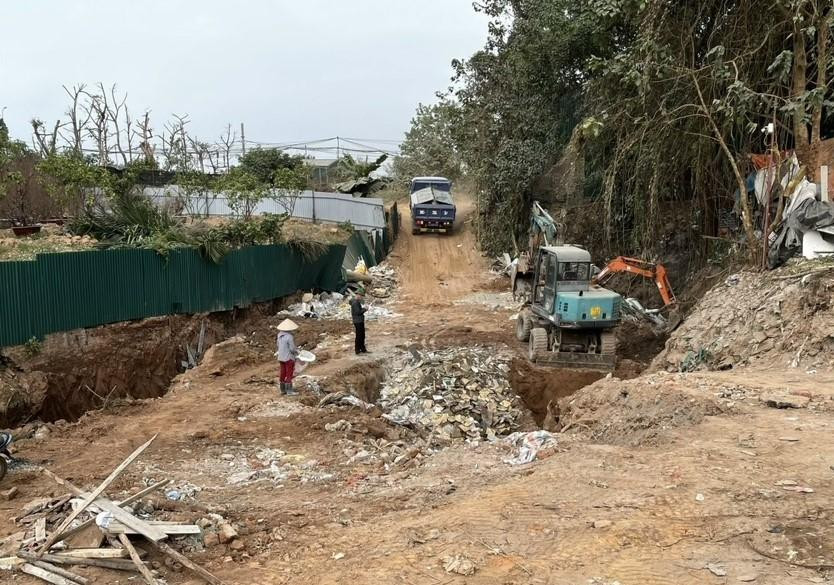 Hàng nghìn m3 phế thải đổ trên đất khu vực vườn đào Nhật Tân nhưng không được xử lý dứt điểm