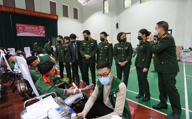 Đại diện lãnh đạo, chỉ huy Học viện Hậu cần, Bệnh viện Trung ương Quân đội 108, Ban Thanh niên Quân đội và Báo Tiền phong thăm, động viên cán bộ, đoàn viên hiến máu. Đại diện lãnh đạo, chỉ huy Học viện Hậu cần, Bệnh viện Trung ương Quân đội 108, Ban Thanh niên Quân đội và Báo Tiền phong thăm, động viên cán bộ, đoàn viên hiến máu.