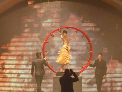 Top 2 bước vào phần thi photoshot trực tiếp trên sân khấu với bối cảnh rạp xiếc. Kha Mỹ Vân diễn khá tốt nhưng động tác cô làm khá nhanh khiến cho nhiếp ảnh gia không kịp ghi lại những hình ảnh đẹp của cô