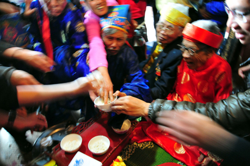 Bát cơm đạt giải nhất lập tức được người dân trong làng, cọi như lộc thánh. Một năm sung túc