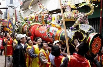 Rước pháo từ nhà các chủ pháo ra đình trong ngày hội . Ảnh : Anh Tuấn - TTXVN