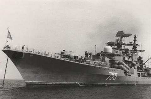 Khu trục tên lửa lớp Sovremenny Project 956 tại vịnh Cam Ranh.