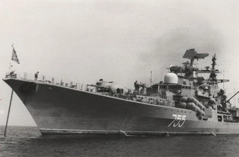 Khu trục tên lửa lớp Sovremenny Project 956 tại vịnh Cam Ranh.