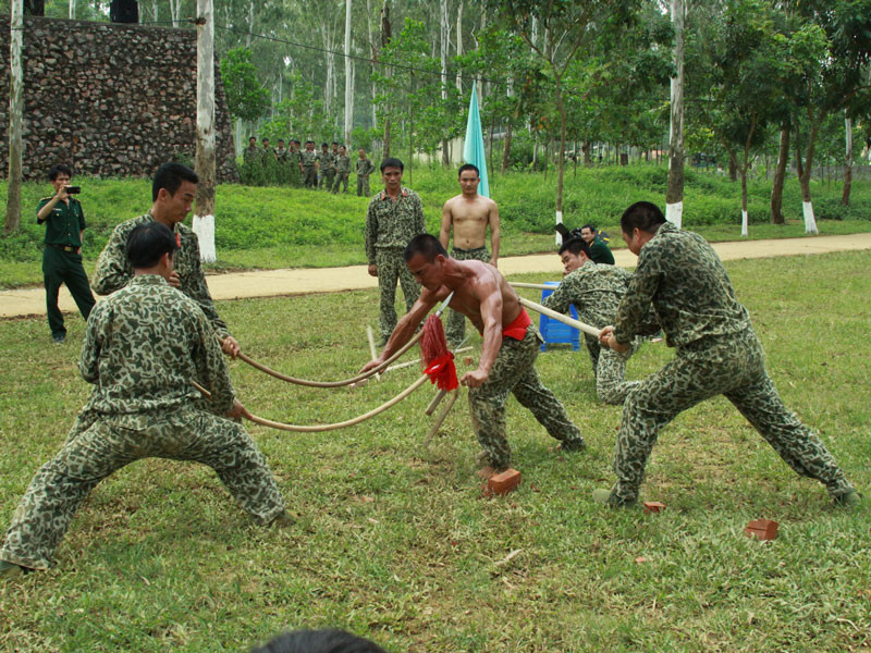 Lực lượng chuyên trách chống khủng bố quân đội biểu diễn võ thuật và thực hành bắn bia cố định bằng nhiều loại súng ở các cự ly, tiêu diệt mục tiêu