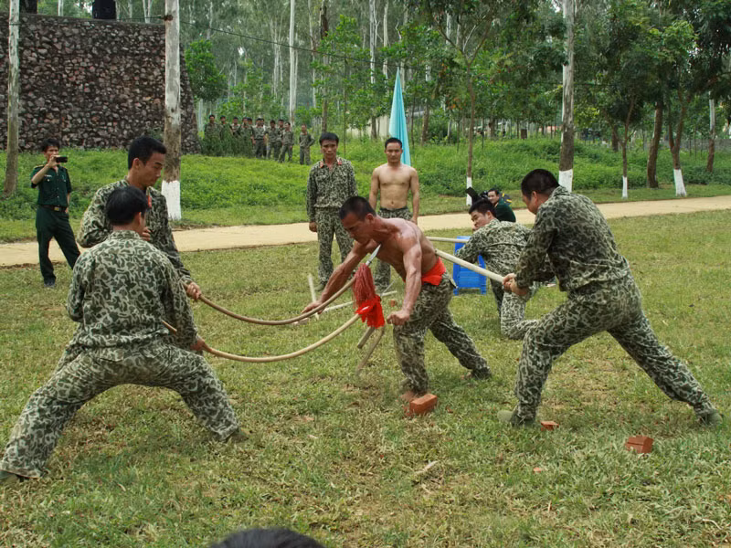 Lực lượng chuyên trách chống khủng bố quân đội biểu diễn võ thuật và thực hành bắn bia cố định bằng nhiều loại súng ở các cự ly, tiêu diệt mục tiêu