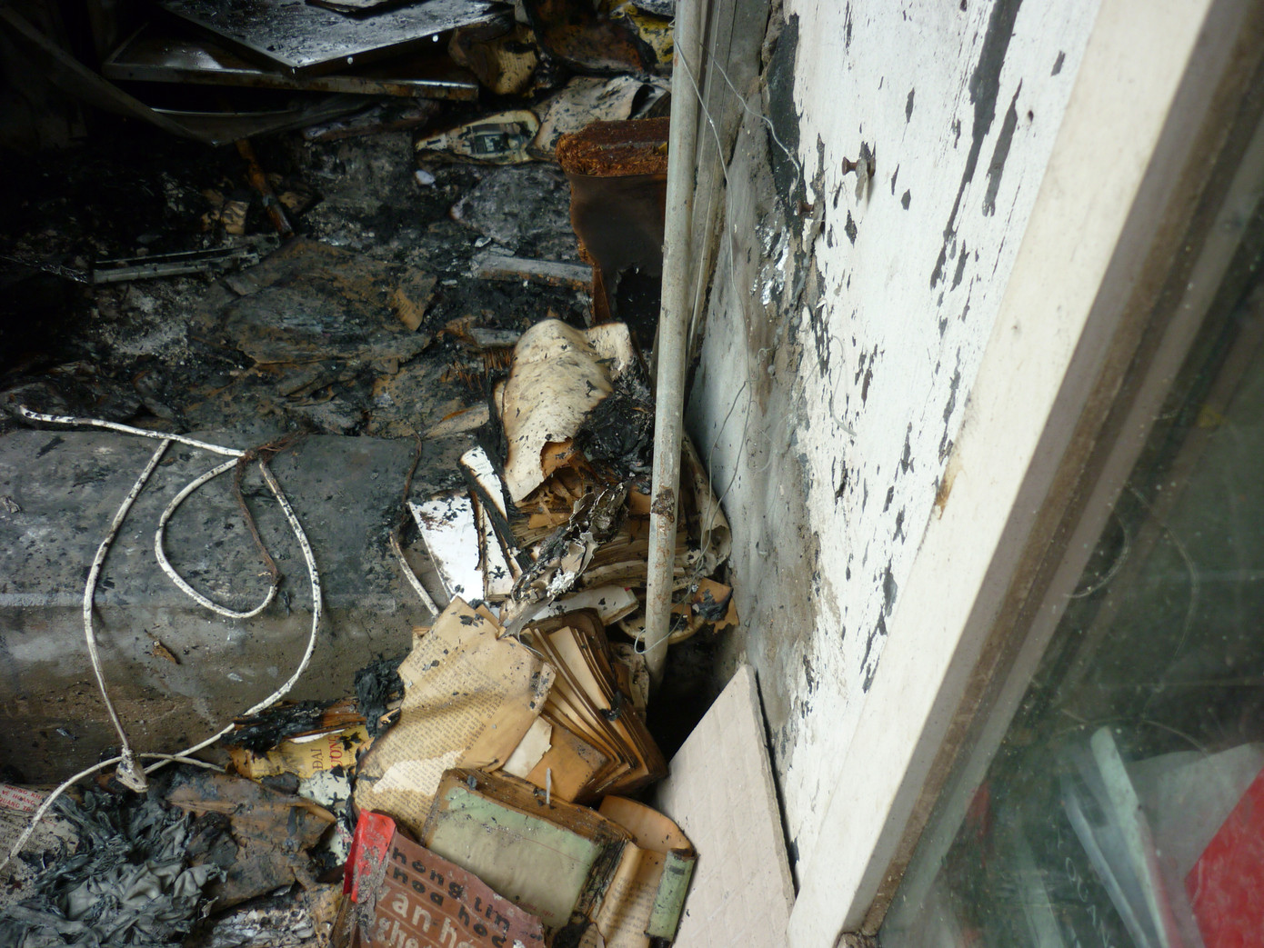 Có cả những cuốn sách cổ hơn 1 thế kỷ bị thiêu trụi