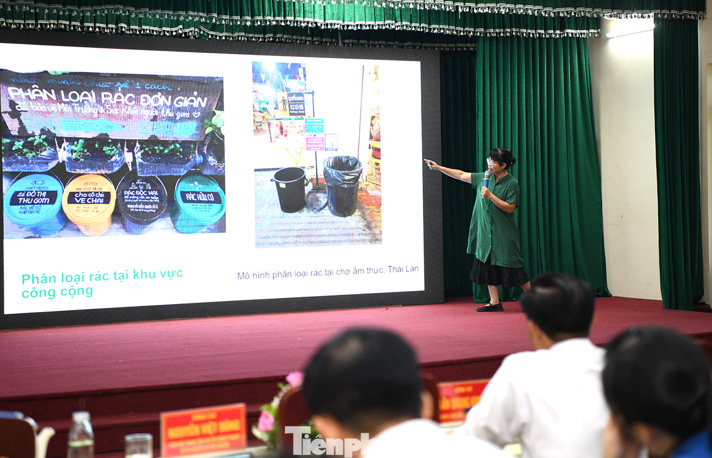 Bà Đỗ Vân Nguyệt, Giám đốc Trung tâm Sống và Học tập vì môi trường và cộng đồng đang hướng dẫn cho hội viên hội phụ nữ, đoàn thể chính trị xã hội cách phân loại rác tại nguồn.