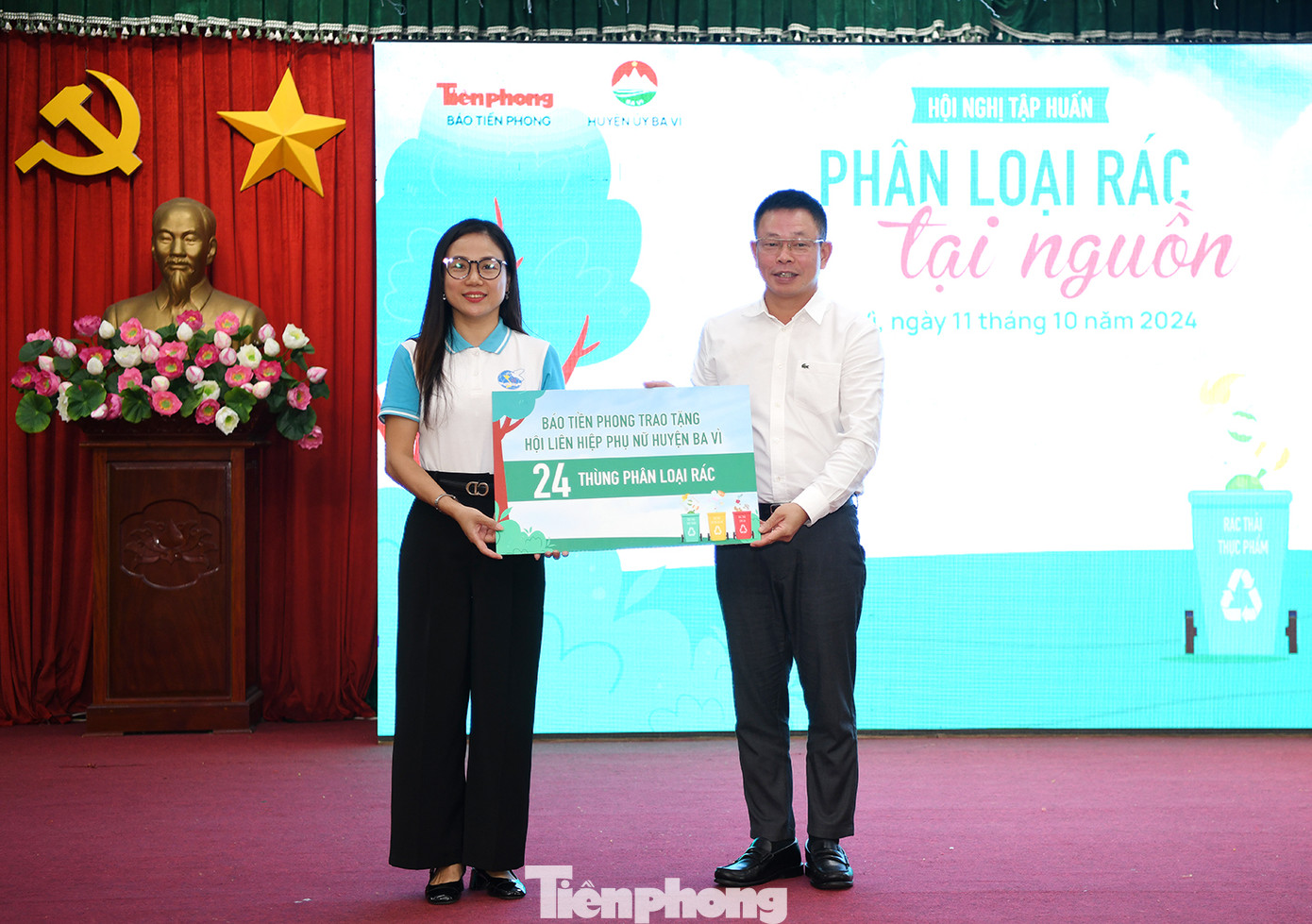 Nhà báo Phùng Công Sưởng (người đứng bên phải), Tổng biên tập Báo Tiền Phong trao tặng Hội Liên hiệp Phụ nữ huyện Ba Vì 24 thùng rác ba ngăn.