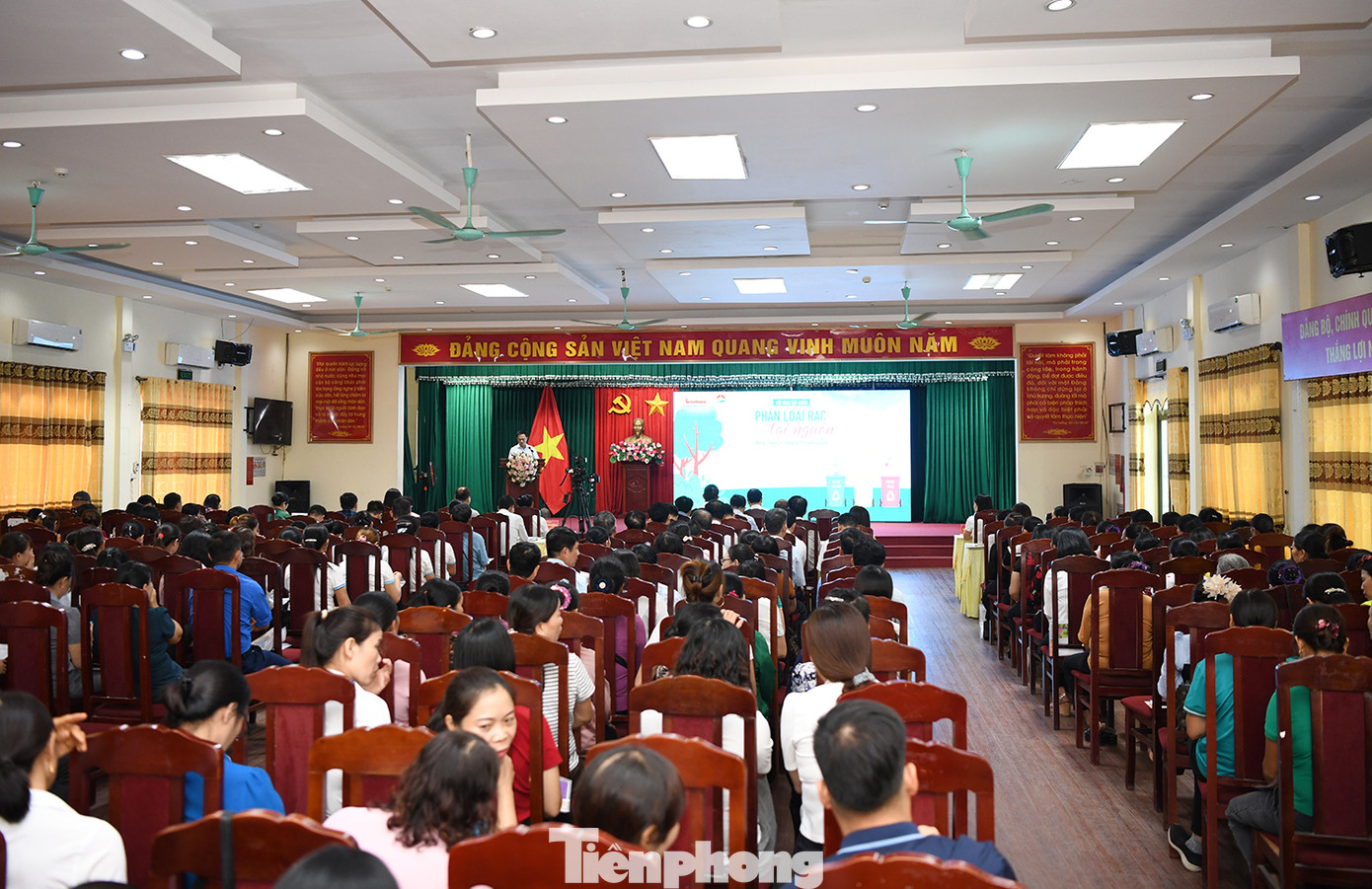 Hội nghị tập huấn với thành phần rộng, đến toàn thể các đồng chí lãnh đạo Đảng ủy, UBND, CT MTTQ, đoàn thể chính trị xã hội 31 xã, thị trấn và các tổ hội, thành viên thực hiện mô hình tại 3 xã Phong Vân, Thuần Mỹ, Đông Quang để hướng dẫn phân loại, xử lý rác thải sinh hoạt tại nguồn là một trong các giải pháp có ý nghĩa và hiệu quả, thiết thực nhằm giảm tải áp lực tại các điểm tập kết rác thải; tạo nguồn phân bón cho cây trồng và thực hiện tốt tiêu chí môi trường trong xây dựng xã nông thôn mới nâng cao, kiểu mẫu.