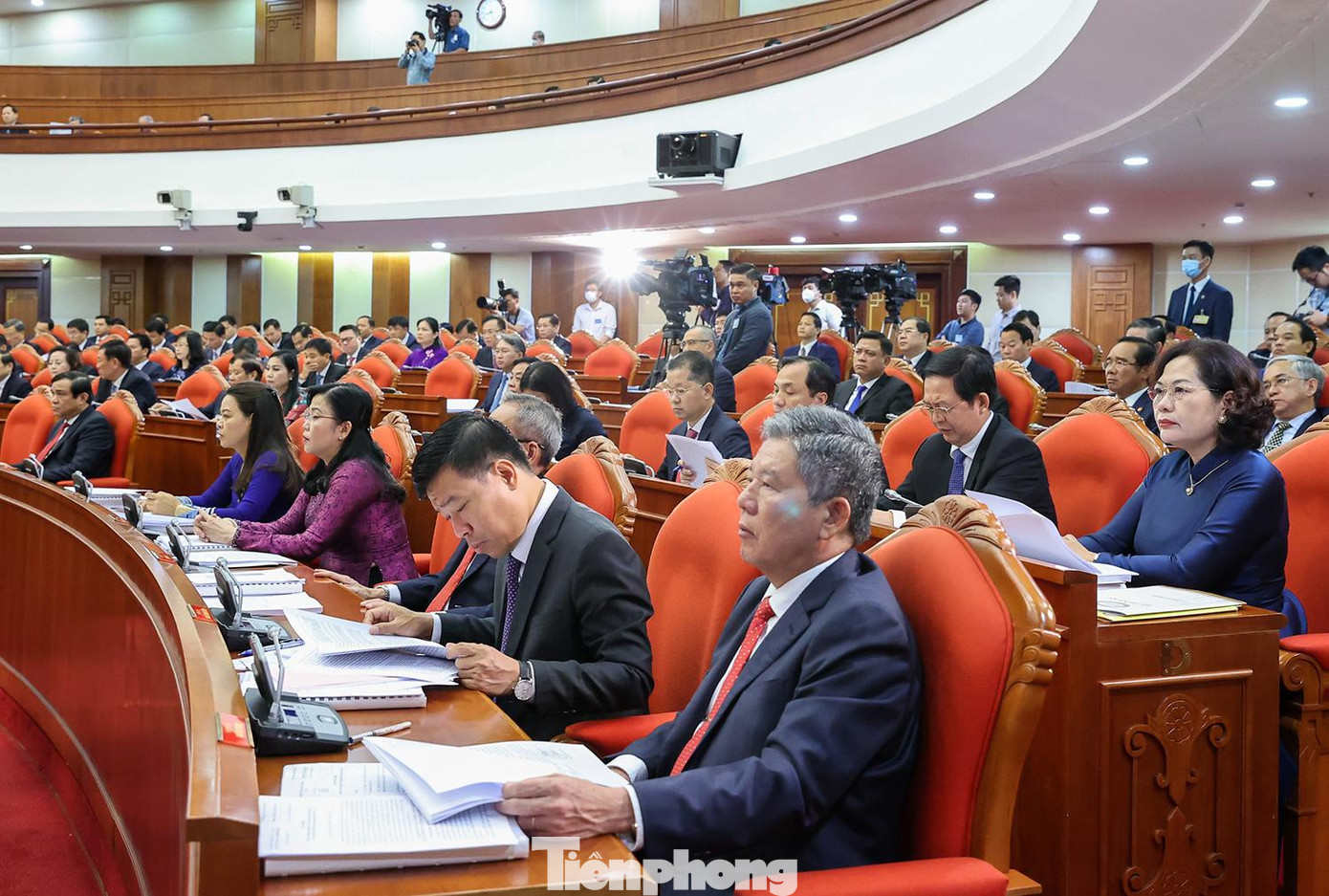 Vì vậy, Tổng Bí thư Nguyễn Phú Trọng đề nghị Trung ương và các đồng chí tham dự Hội nghị phát huy cao độ tinh thần trách nhiệm, thật sự dân chủ và đổi mới, tập trung nghiên cứu, thảo luận, đóng góp nhiều ý kiến có chất lượng, sâu sắc để hoàn thiện các báo cáo, đề án và xem xét, quyết định vào cuối kỳ họp. Trong ảnh: Các đại biểu dự phiên khai mạc hội nghị. (Ảnh: Minh Châu)