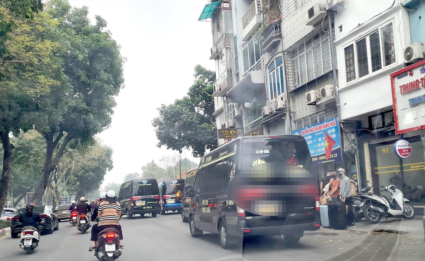 Xe hợp đồng trá hình chạy tuyến cố định xuất hiện công khai tại nhiều tuyến phố ở Hà Nội. Ảnh: P.Thanh.