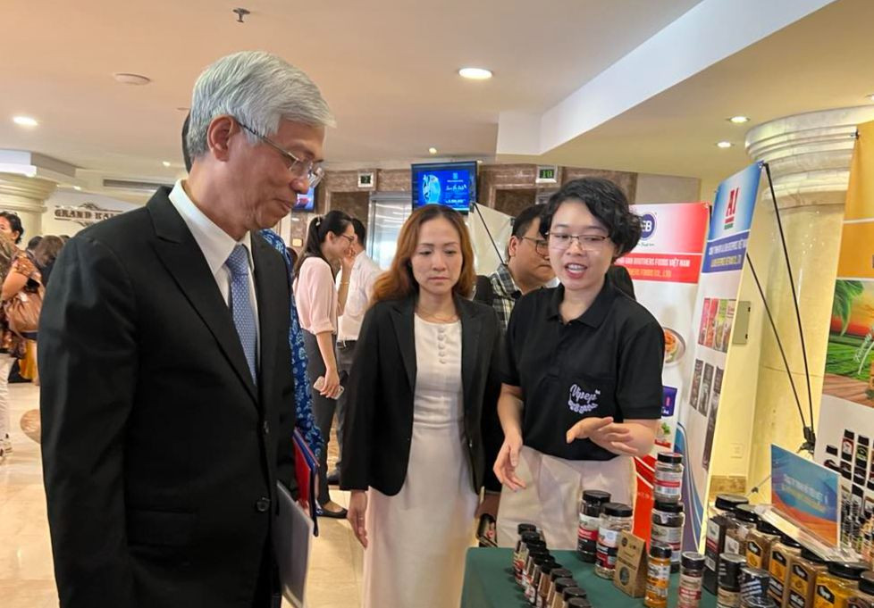 Phó Chủ tịch UBND TPHCM Võ Văn Hoan tham quan các sản phẩm của doanh nghiệp Việt muốn xuất khẩu vào Halal. Phó Chủ tịch UBND TPHCM Võ Văn Hoan tham quan các sản phẩm của doanh nghiệp Việt muốn xuất khẩu vào Halal.