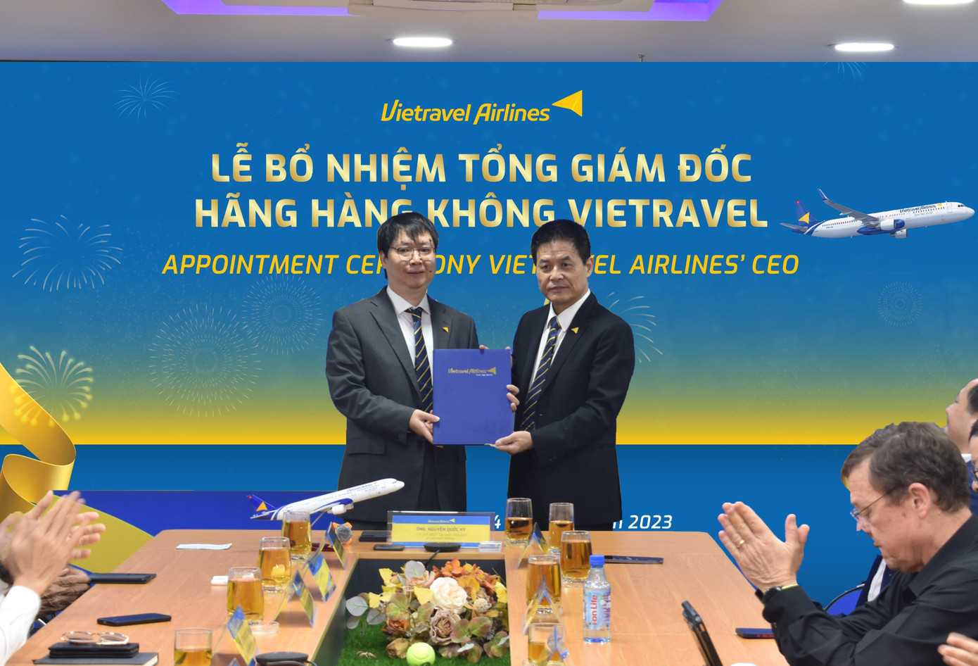 Ông Nguyễn Minh Hải (trái) - tân Tổng Giám đốc Vietravel Airlines.