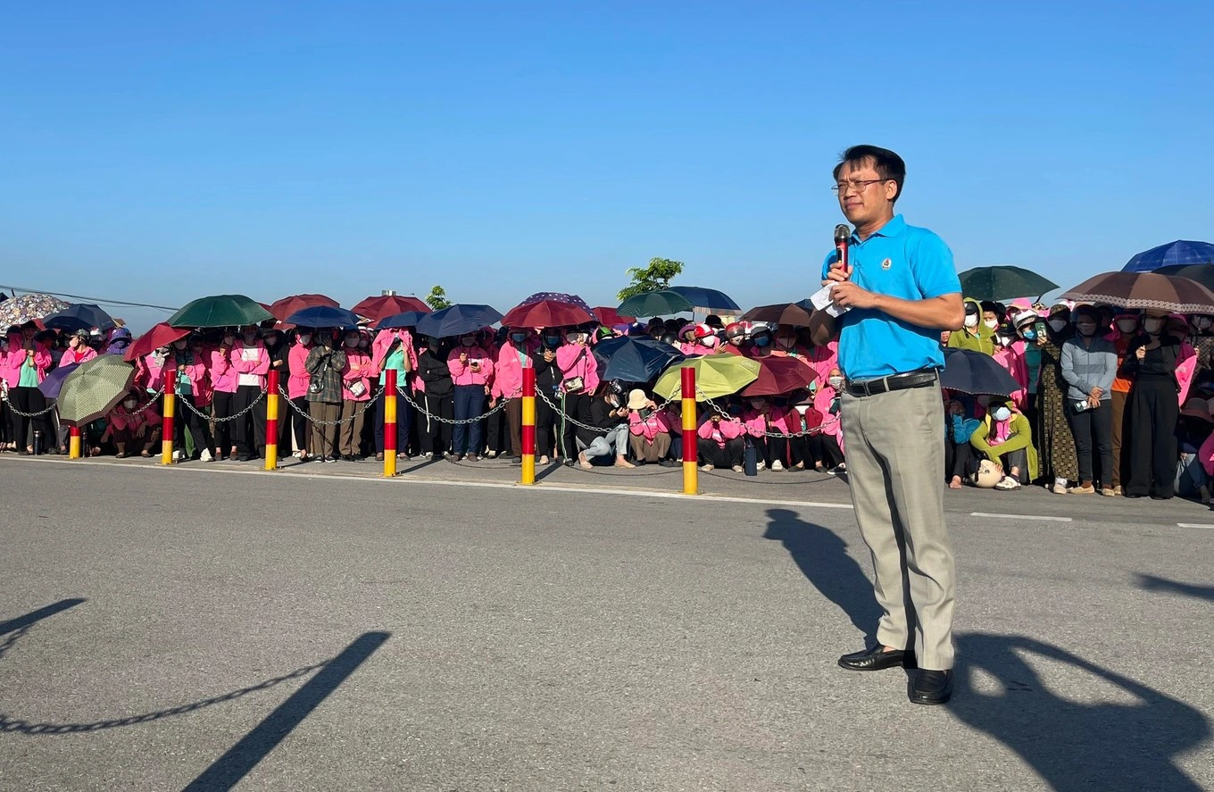 Ông Nguyễn Chí Công - Phó Chủ tịch Thường trực LĐLĐ tỉnh Nghệ An - trực tiếp trao đổi, đối thoại với 5.000 công nhân. Ông Nguyễn Chí Công - Phó Chủ tịch Thường trực LĐLĐ tỉnh Nghệ An - trực tiếp trao đổi, đối thoại với 5.000 công nhân.