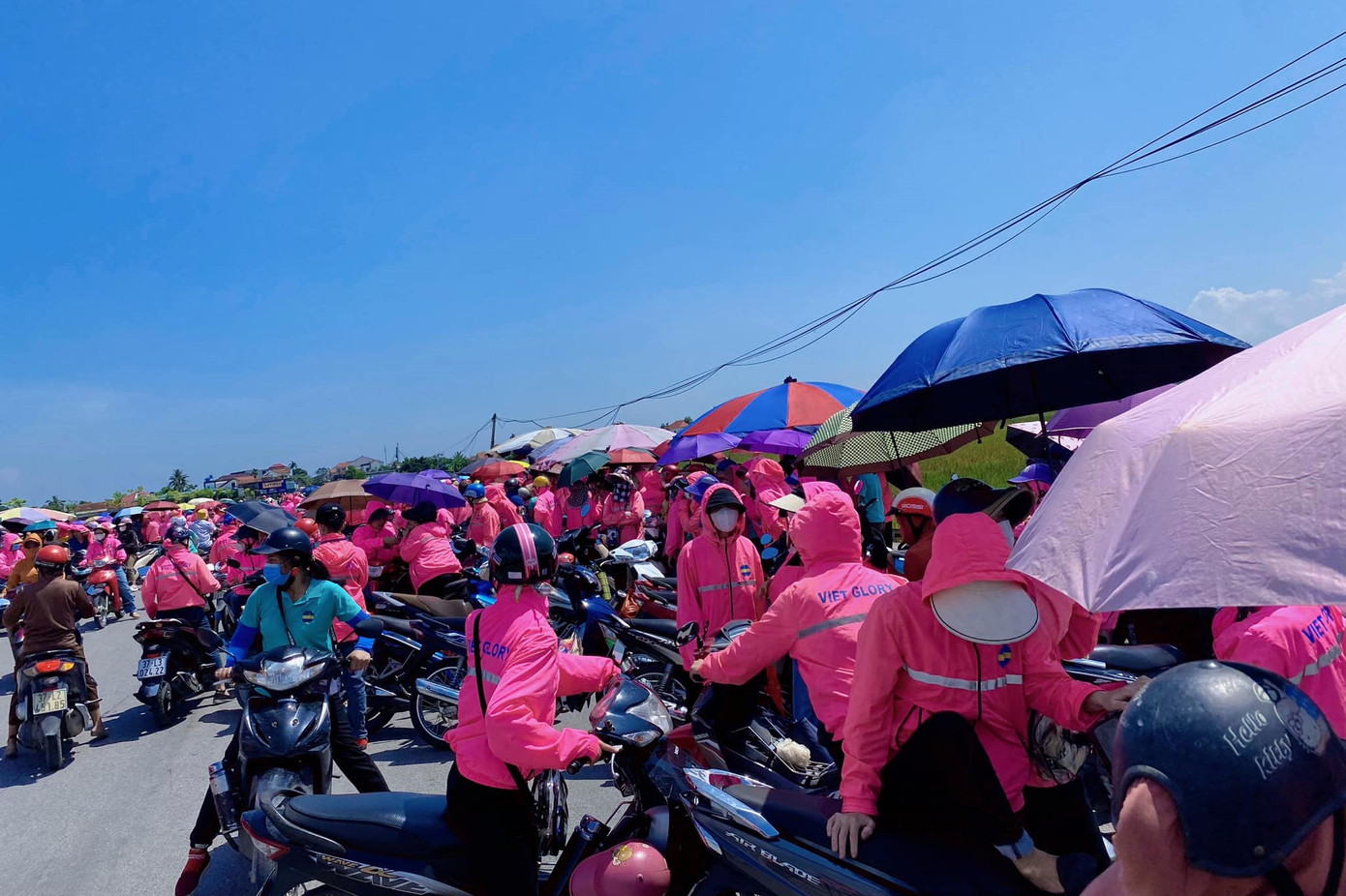 Công nhân tập trung trước cổng công ty sáng 4/10. Công nhân tập trung trước cổng công ty sáng 4/10.