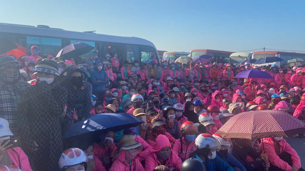 Hàng nghìn công nhân dự buổi đối thoại với đoàn liên ngành và lãnh đạo công ty. Hàng nghìn công nhân dự buổi đối thoại với đoàn liên ngành và lãnh đạo công ty.