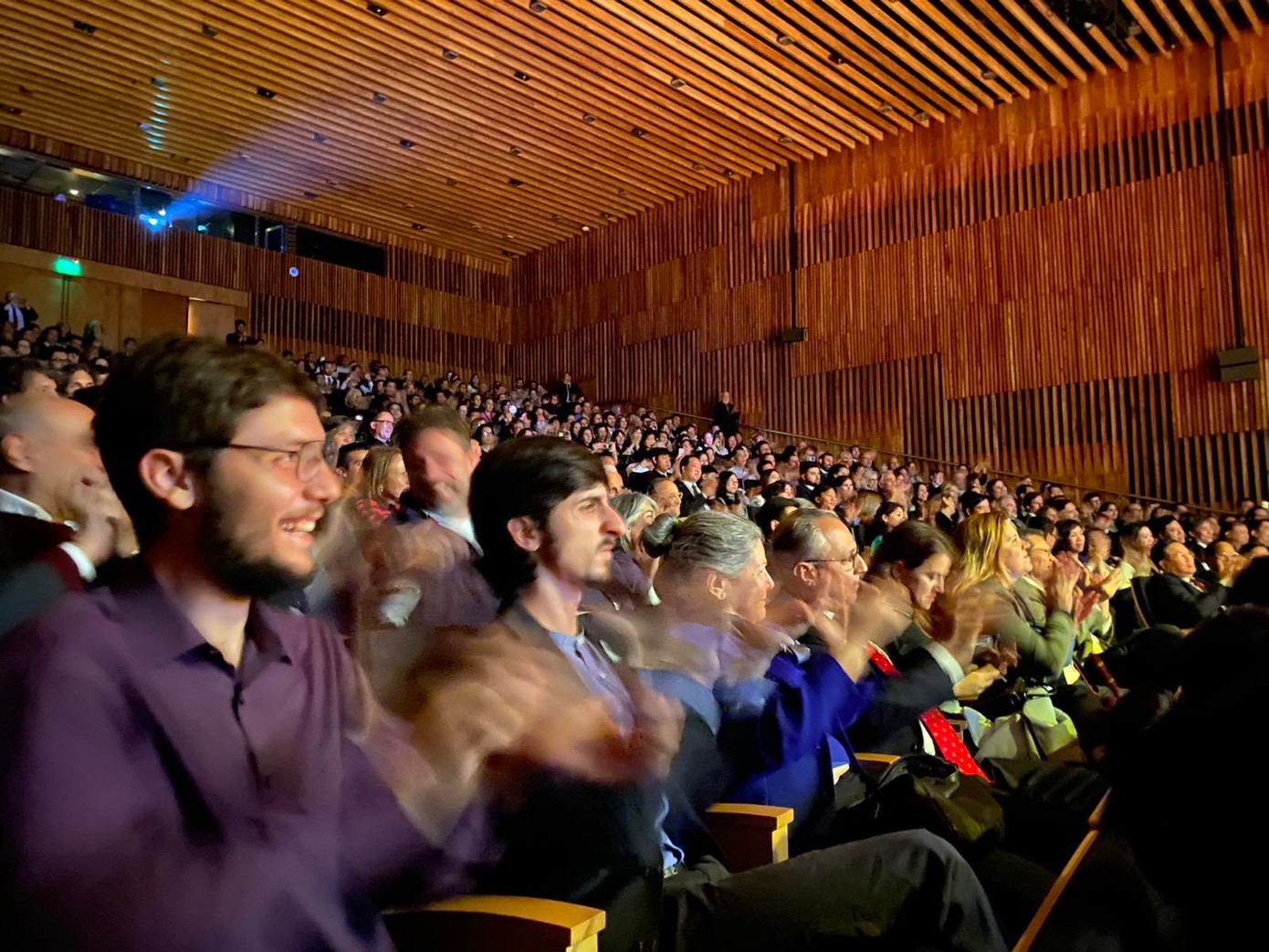 Nhà hát khoảng 1.500 chỗ ngồi chật kín khán giả.