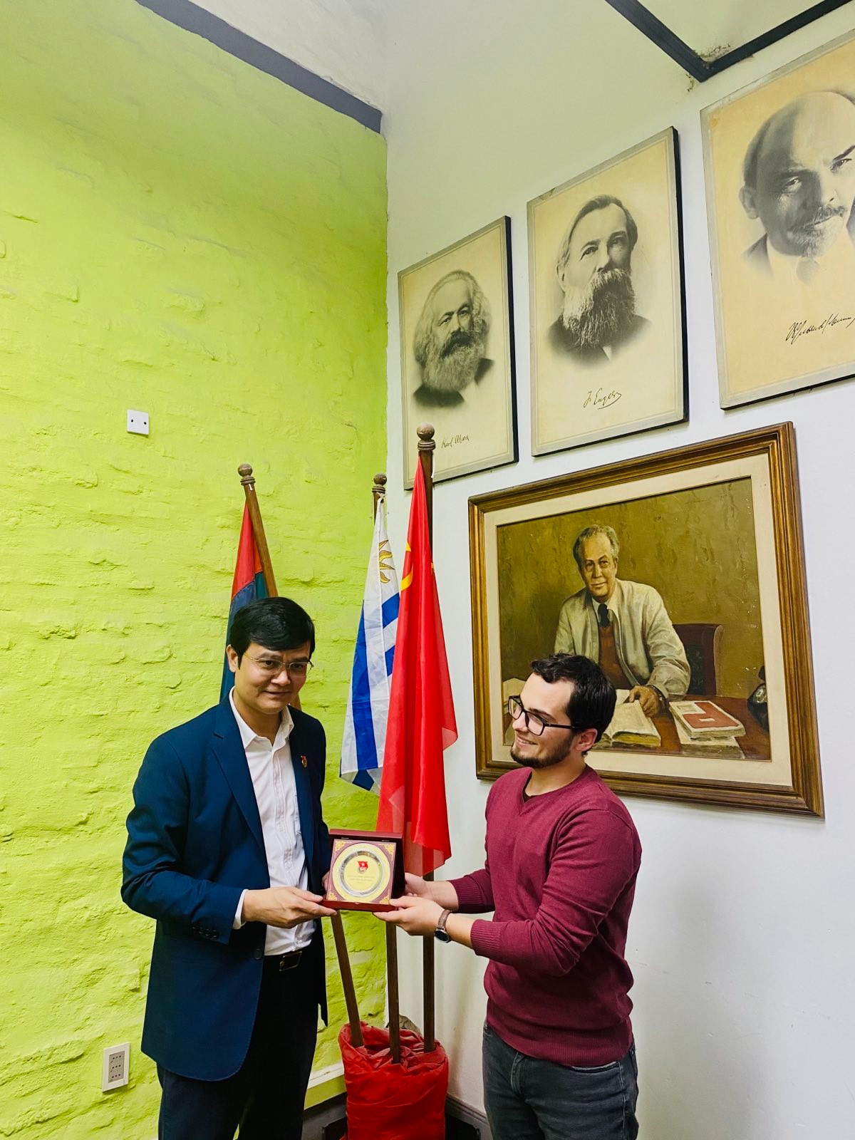 Bí thư thứ nhất T.Ư Đoàn Bùi Quang Huy tặng T.Ư Đoàn TNCS Uruguay biểu trưng của Đoàn TNCS Hồ Chí Minh.