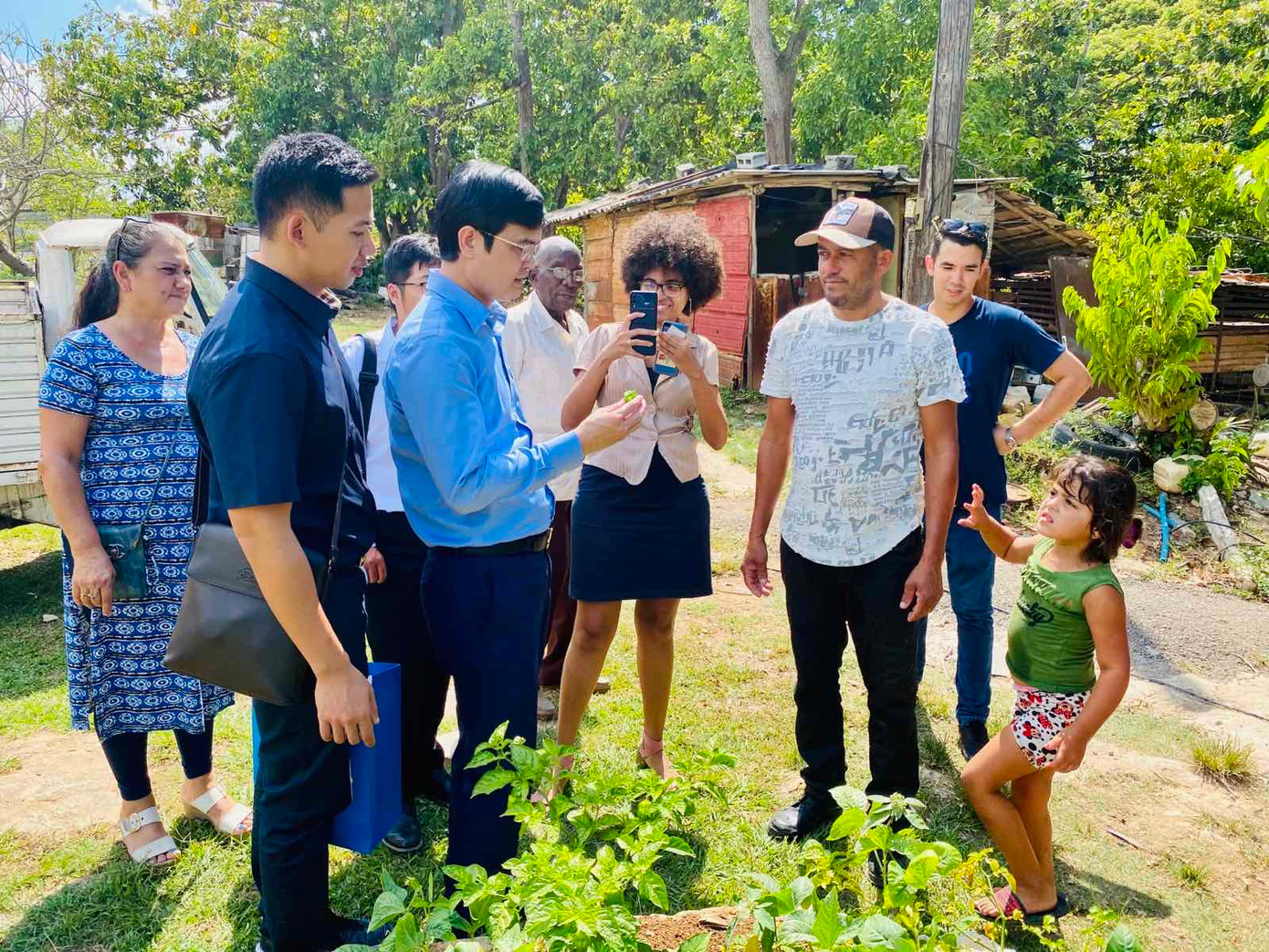 Bí thư thứ nhất T.Ư Đoàn Bùi Quang Huy và đoàn đại biểu T.Ư Đoàn TNCS Hồ Chí Minh thăm vườn rau của một gia đình trong Khu dân cư Fraga. Bí thư thứ nhất T.Ư Đoàn Bùi Quang Huy và đoàn đại biểu T.Ư Đoàn TNCS Hồ Chí Minh thăm vườn rau của một gia đình trong Khu dân cư Fraga.
