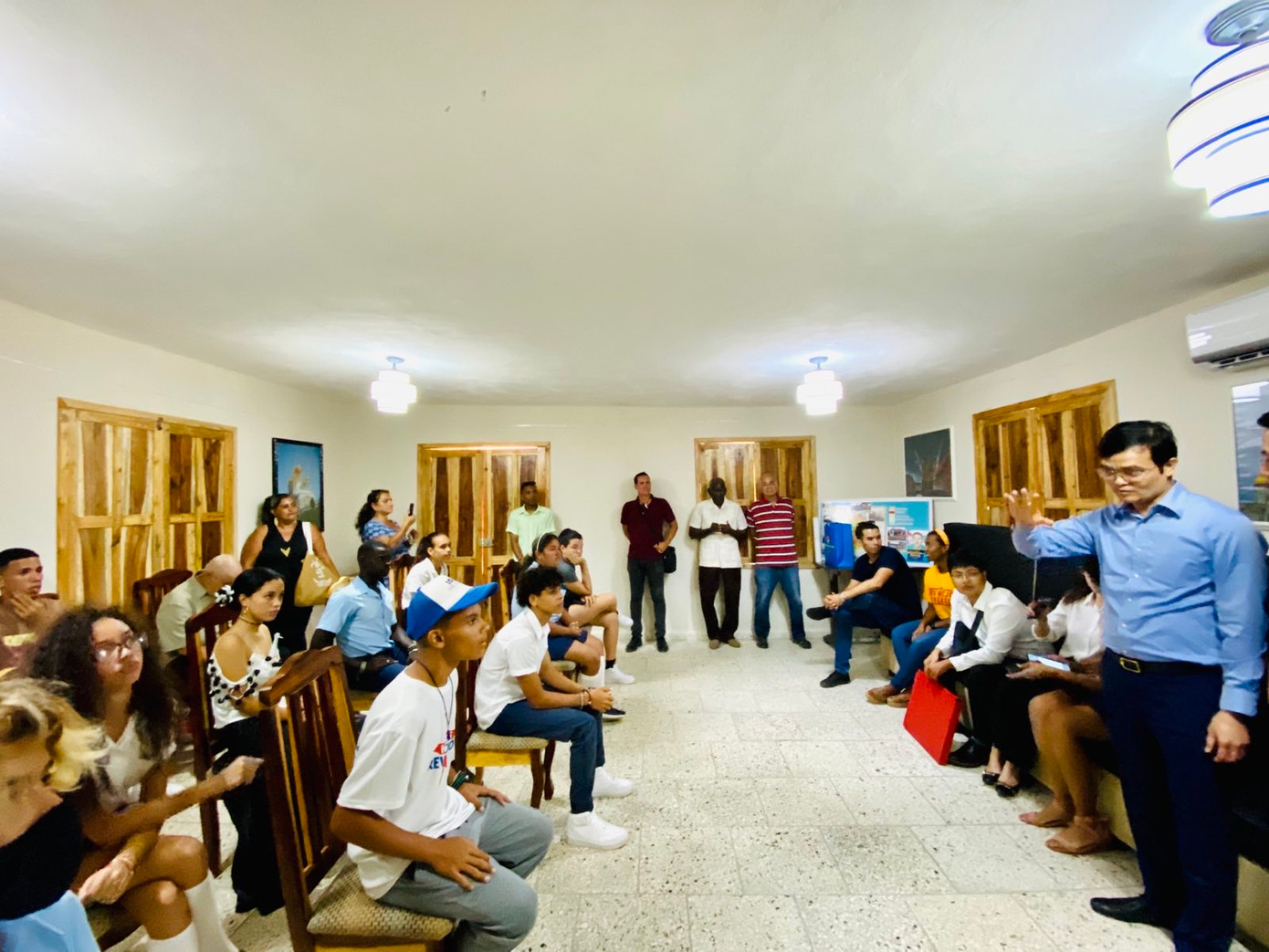 Bí thư thứ nhất T.Ư Đoàn TNCS Hồ Chí Minh Bùi Quang Huy giao lưu với người dân và đoàn viên, thanh niên, học sinh Khu dân cư Fraga. Bí thư thứ nhất T.Ư Đoàn TNCS Hồ Chí Minh Bùi Quang Huy giao lưu với người dân và đoàn viên, thanh niên, học sinh Khu dân cư Fraga.