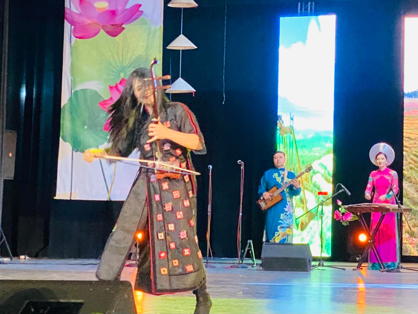 Các tiết mục độc tấu đàn bầu, nhị và các bài hát âm hưởng dân ca được khán giả yêu thích.