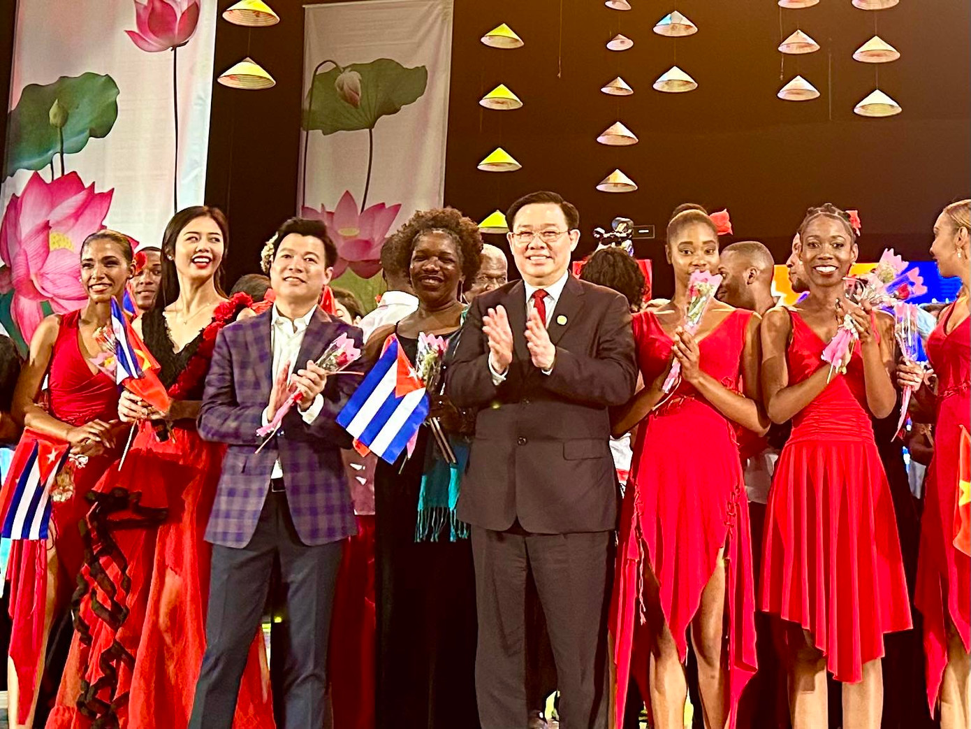 Chủ tịch Quốc hội Vương Đình Huệ chúc mừng và cảm ơn các nghệ sĩ.