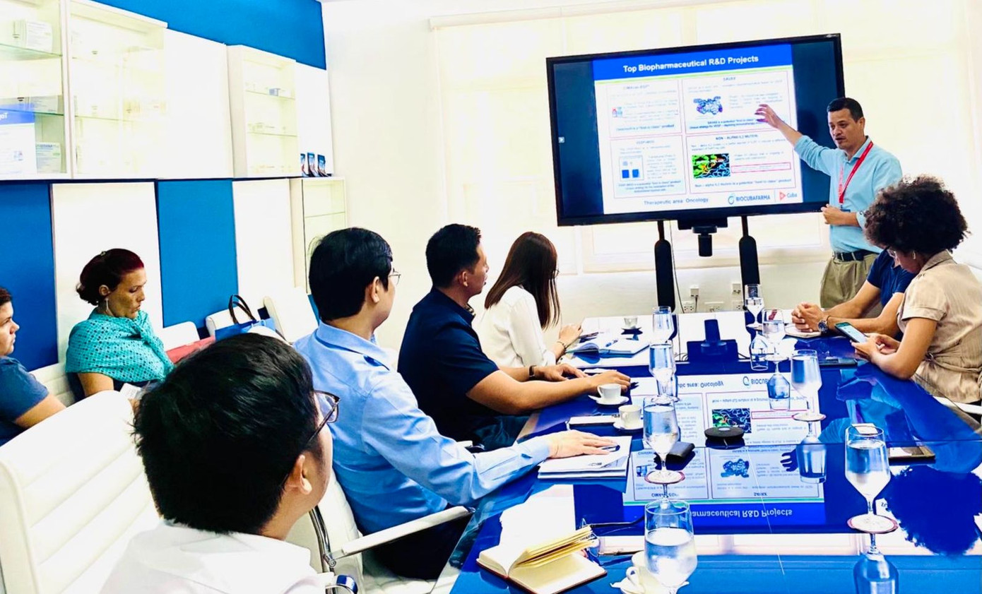 Đại diện Tập đoàn Sinh Dược Cuba (Biocubafarma) báo cáo với Đoàn đại biểu T.Ư Đoàn TNCS Hồ Chí Minh mô hình tổ chức, hoạt động, công tác nghiên cứu khoa học của tập đoàn và các đơn vị thành viên. Đại diện Tập đoàn Sinh Dược Cuba (Biocubafarma) báo cáo với Đoàn đại biểu T.Ư Đoàn TNCS Hồ Chí Minh mô hình tổ chức, hoạt động, công tác nghiên cứu khoa học của tập đoàn và các đơn vị thành viên.