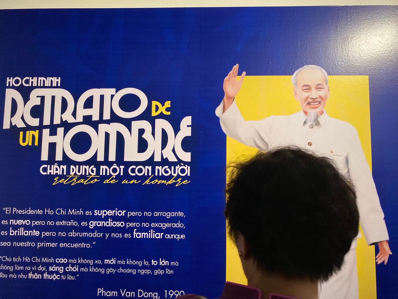 Chủ tịch Quốc hội Vương Đình Huệ trực tiếp hướng dẫn các quan khách Argentina xem triển lãm.