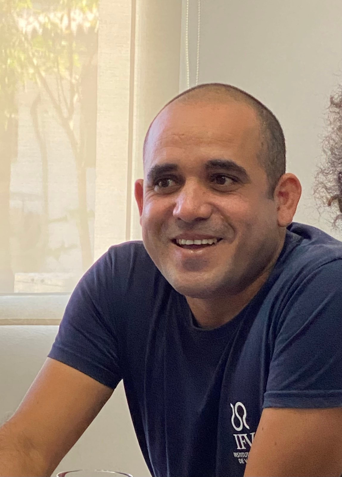 Anh Yudiel - Bí thư Đoàn Thanh niên Trung tâm nghiên cứu Finlay báo cáo hoạt động nghiên cứu và công tác Đoàn tại trung tâm. Anh Yudiel - Bí thư Đoàn Thanh niên Trung tâm nghiên cứu Finlay báo cáo hoạt động nghiên cứu và công tác Đoàn tại trung tâm.