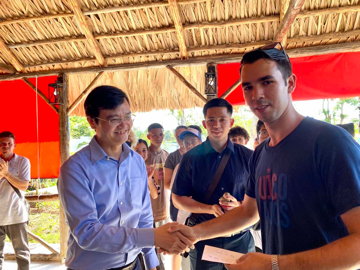 Bí thư thứ nhất T.Ư Đoàn TNCS Hồ Chí Minh Bùi Quang Huy trao quà tặng Thành Đoàn La Habana. Bí thư thứ nhất T.Ư Đoàn TNCS Hồ Chí Minh Bùi Quang Huy trao quà tặng Thành Đoàn La Habana.