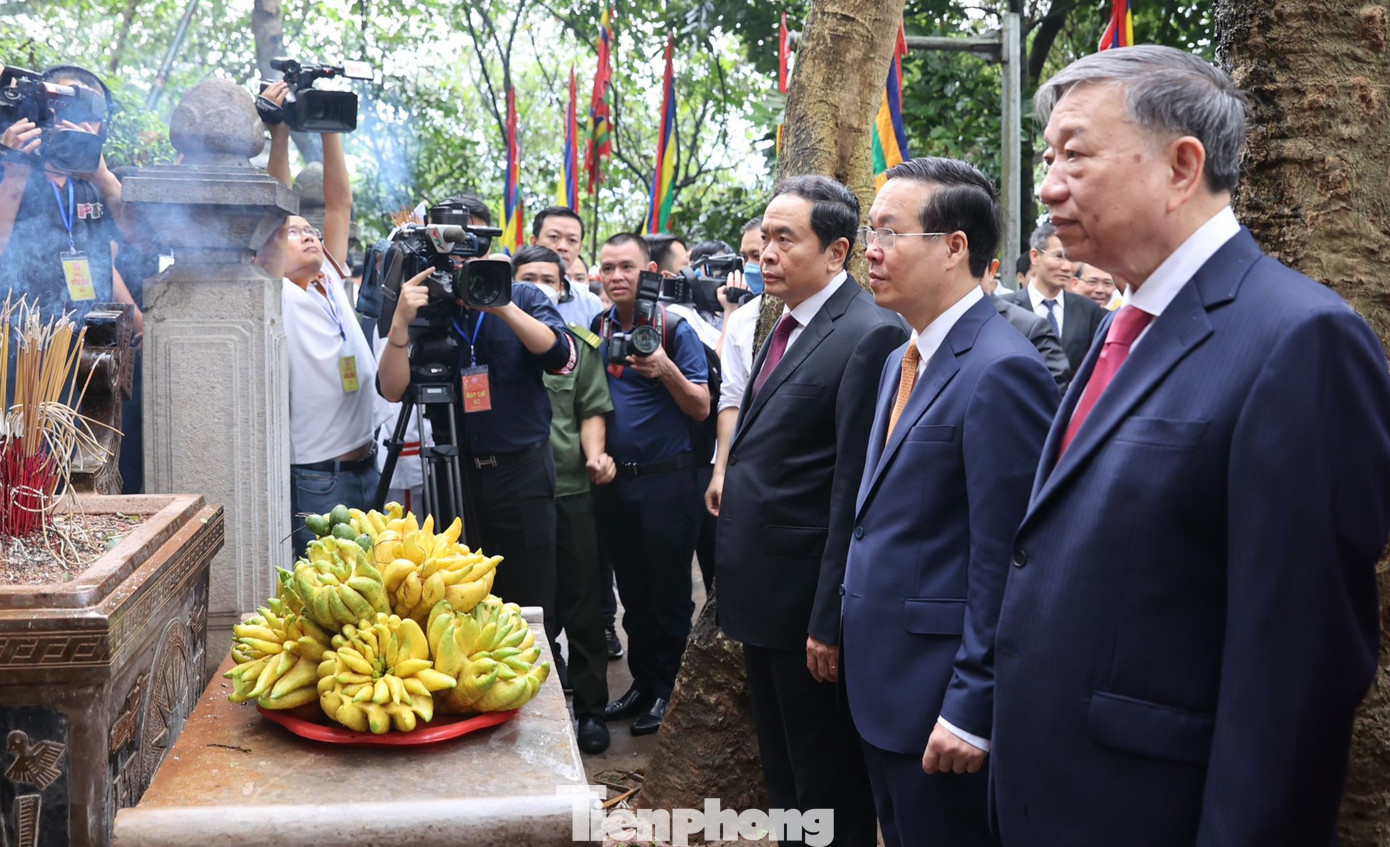 Chủ tịch nước Võ Văn Thưởng cùng đoàn đại biểu dâng hương, hoa bày tỏ lòng biết ơn sâu sắc các bậc tiền nhân.